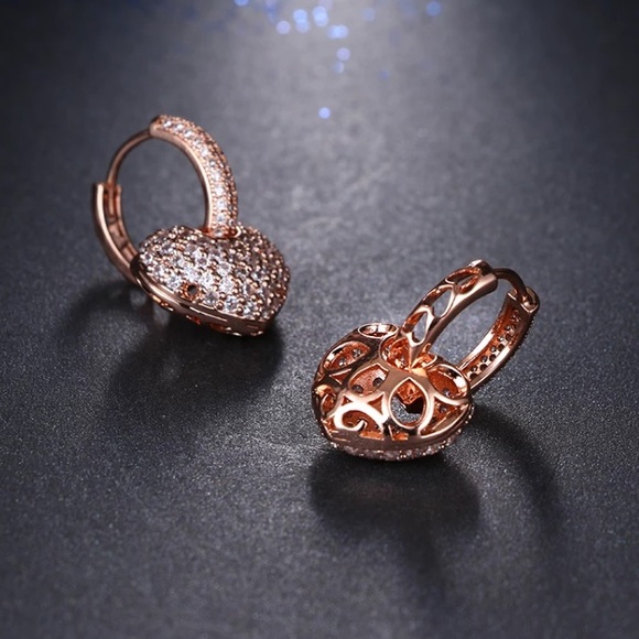 🌟 Beautiful Gold Diamond Heart Earrings - Picture 2 of 7